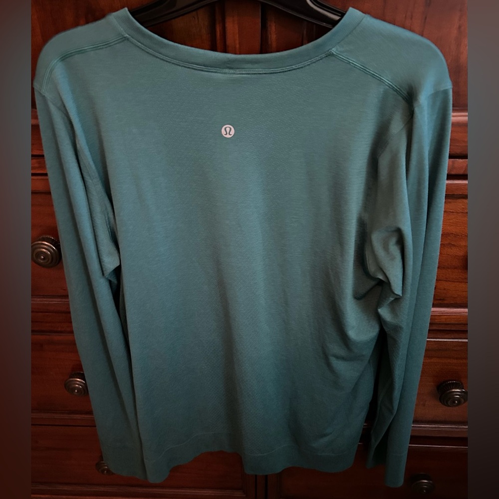 Like New Lululemon Athletica Swiftly Relaxed Hip Length Long Sleeve Top - Picture 5 of 13